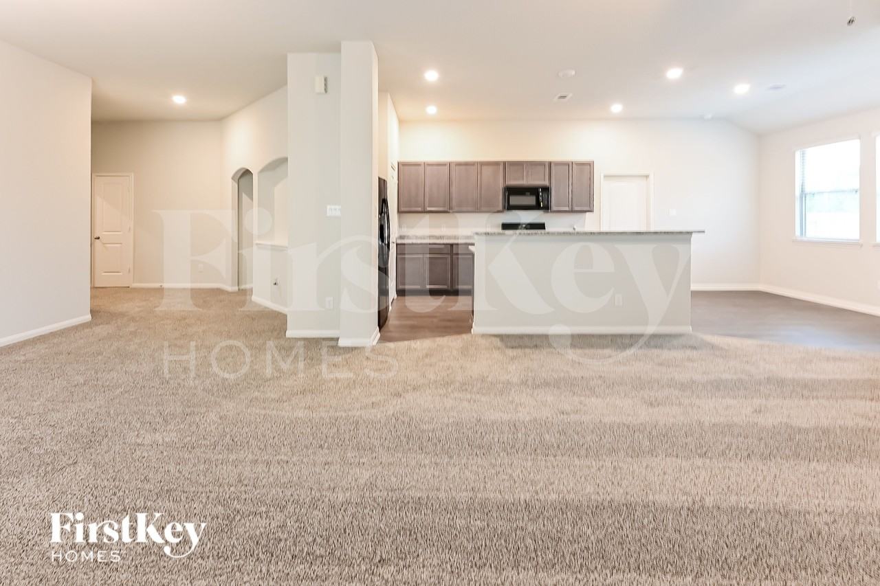 11040 Patriot Ct - Photo 4 of 16