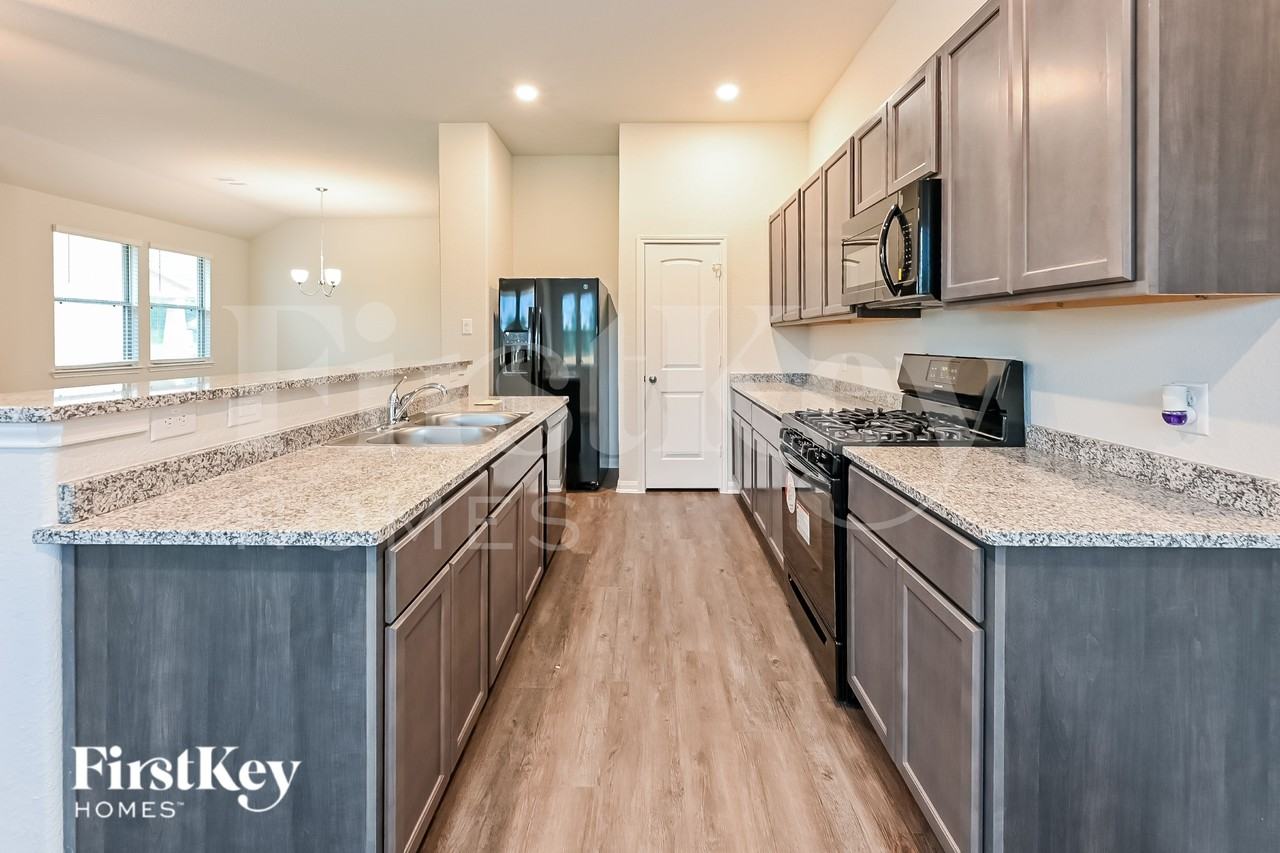 11040 Patriot Ct - Photo 6 of 16