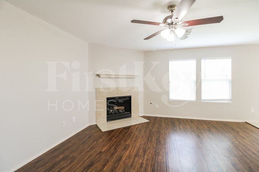 20118 Mountaindale Dr - Photo 4 of 15