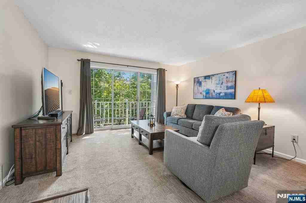 945 Juniper Way - Photo 5 of 36