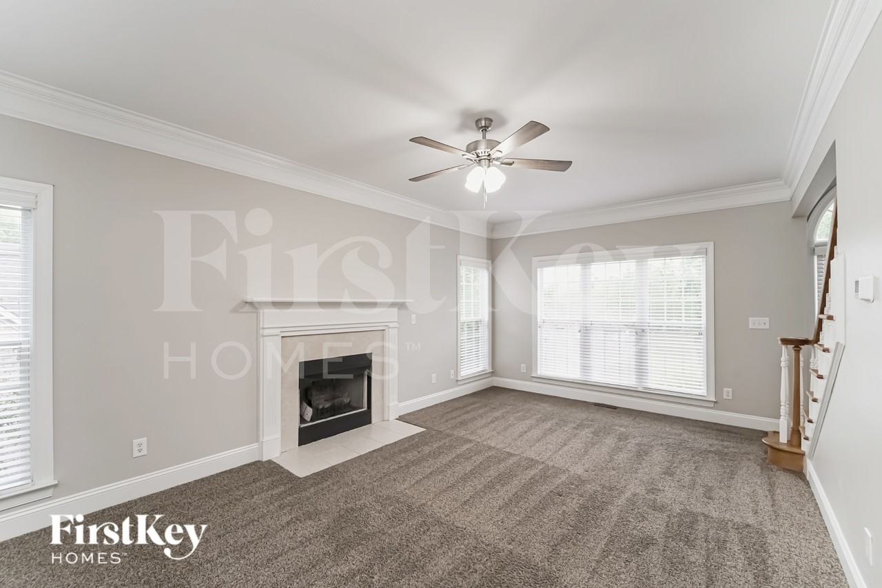 7290 Aldwych Ln - Photo 3 of 16