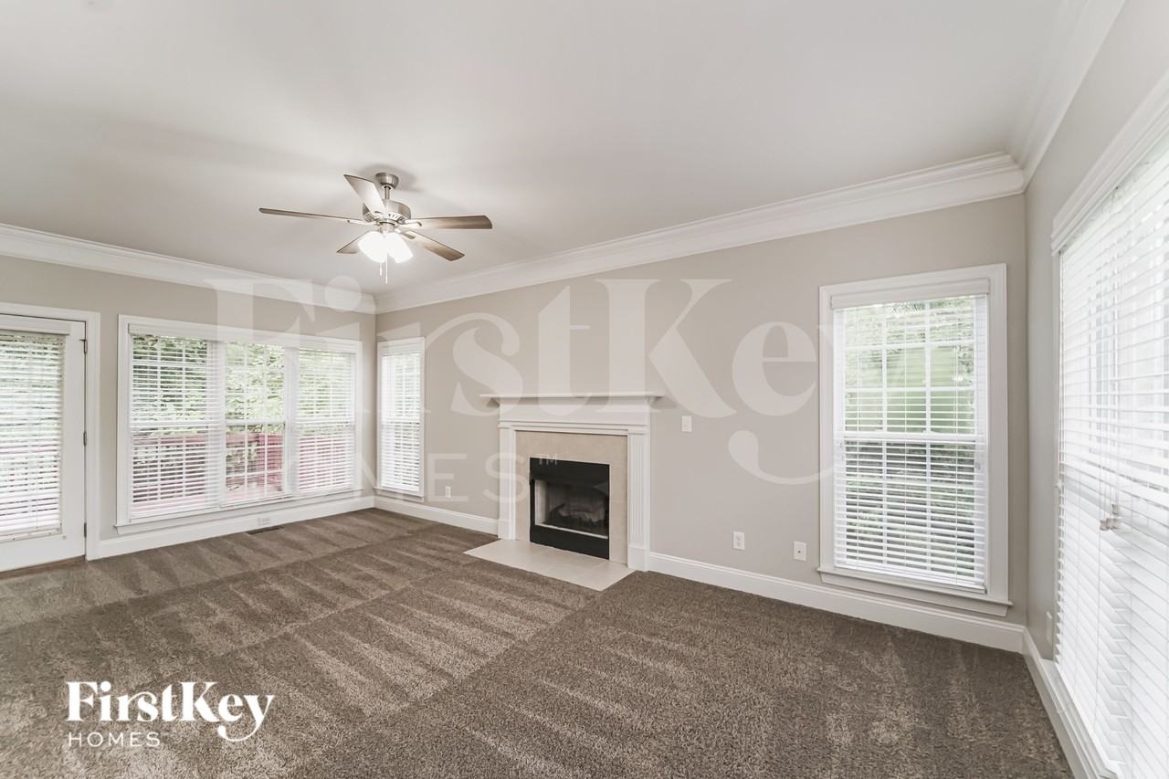7290 Aldwych Ln - Photo 4 of 16