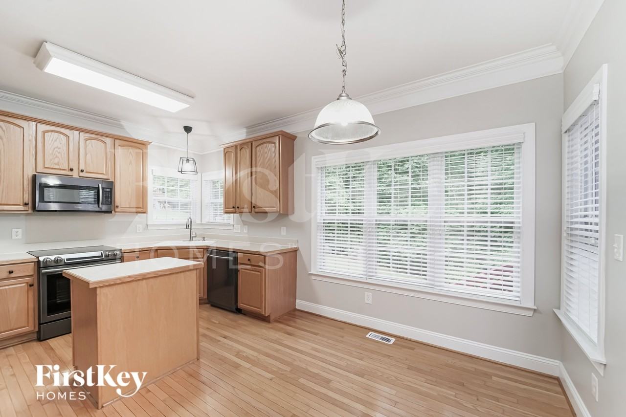 7290 Aldwych Ln - Photo 5 of 16