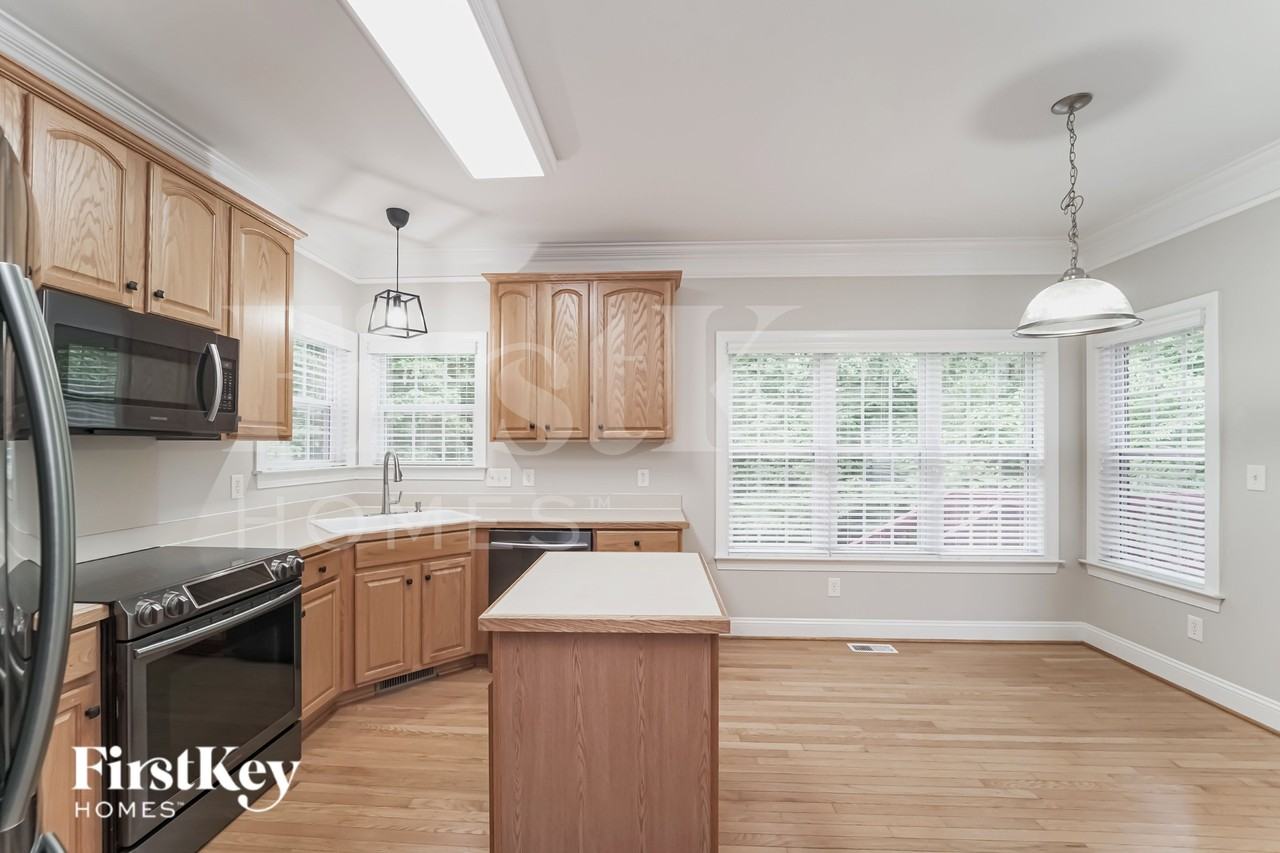 7290 Aldwych Ln - Photo 6 of 16