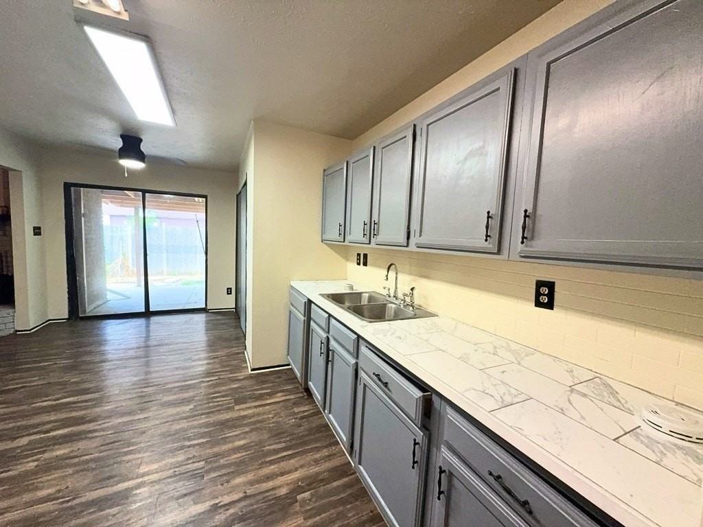 1233 Steinburg Ln - Photo 3 of 14