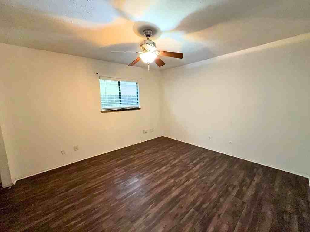 1233 Steinburg Ln - Photo 4 of 14