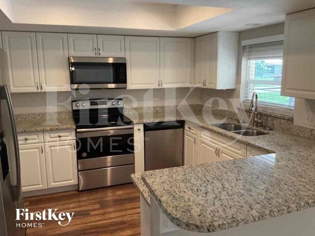 17185 Phlox Dr - Photo 4 of 15