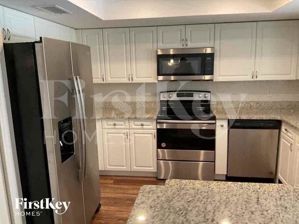 17185 Phlox Dr - Photo 5 of 15