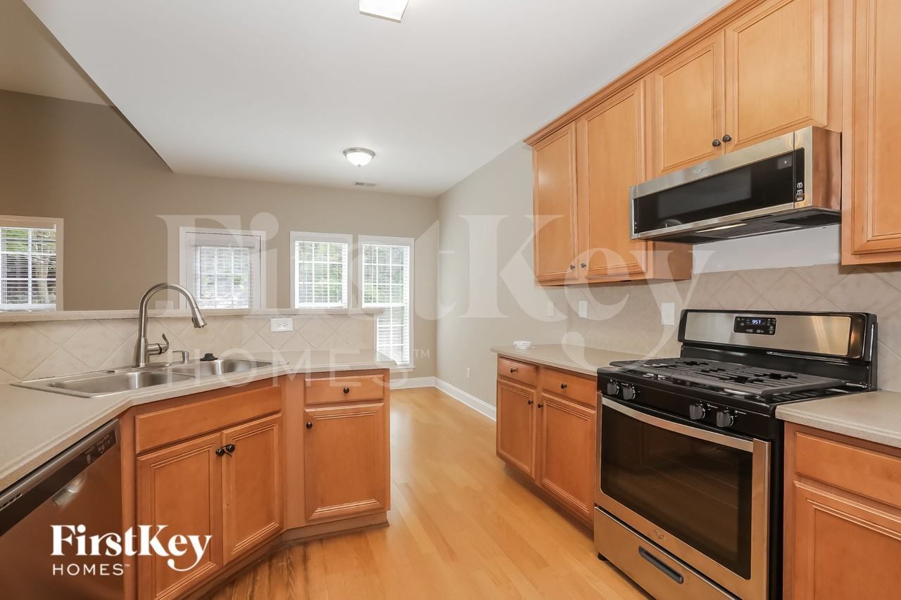 495 Roland Manor Dr - Photo 6 of 18