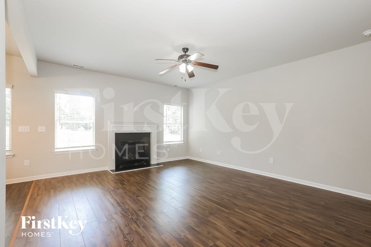 727 Hot Springs Trl - Photo 2 of 18