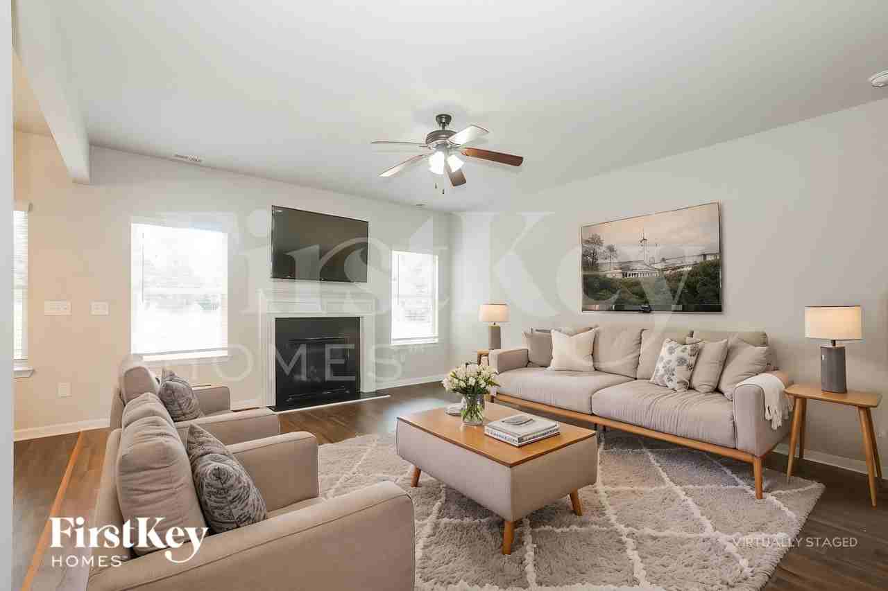 727 Hot Springs Trl - Photo 3 of 18