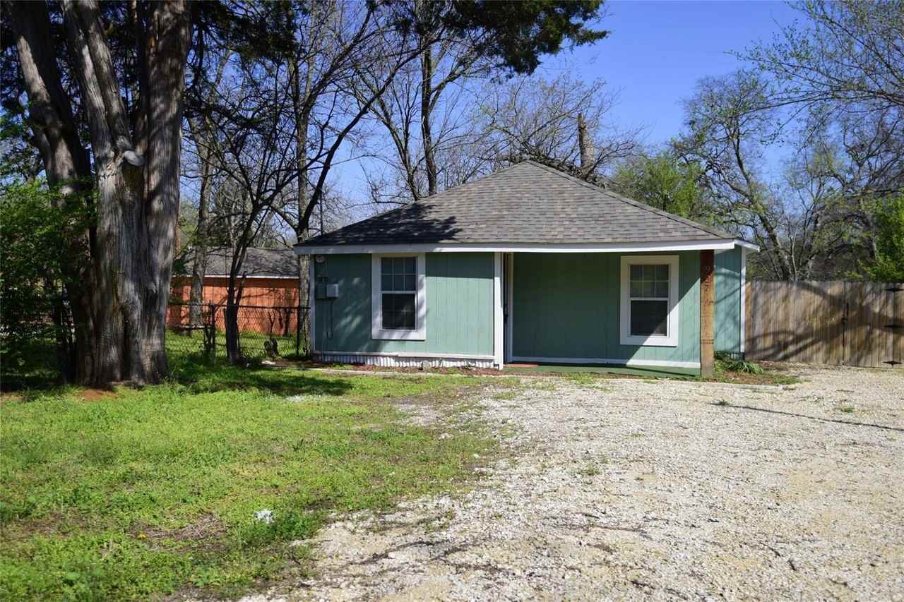 927 Baker St - Photo 2 of 16
