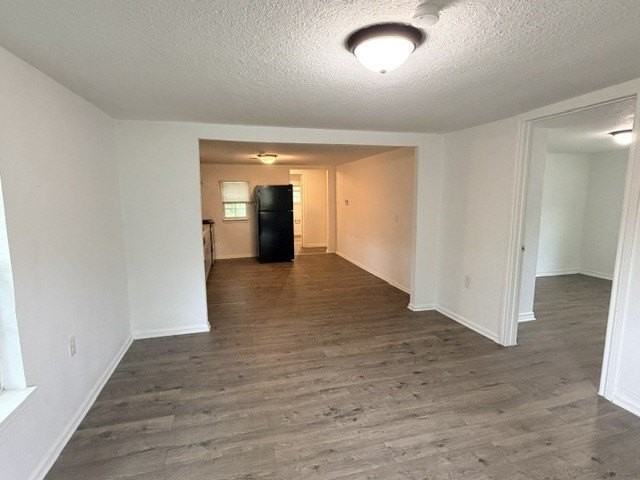 927 Baker St - Photo 3 of 16