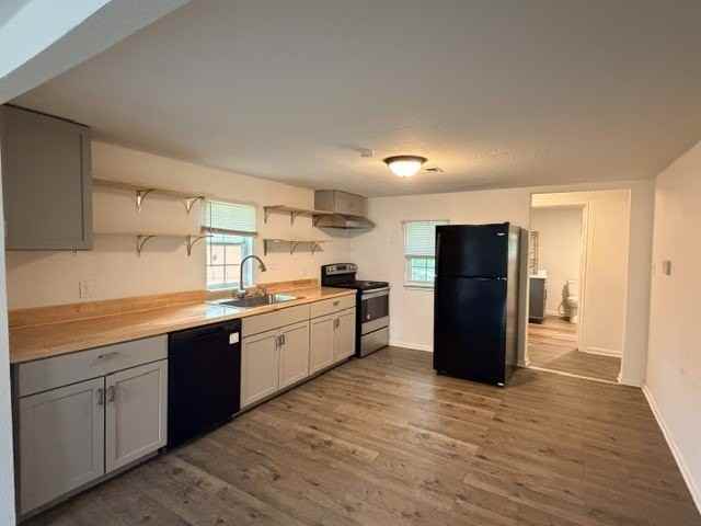 927 Baker St - Photo 4 of 16