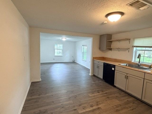 927 Baker St - Photo 5 of 16