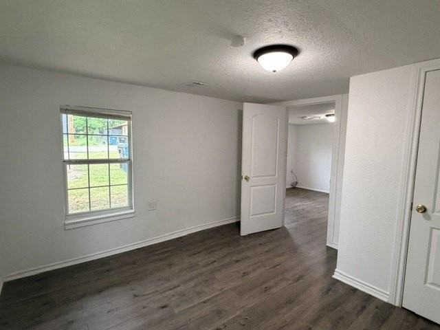 927 Baker St - Photo 6 of 16