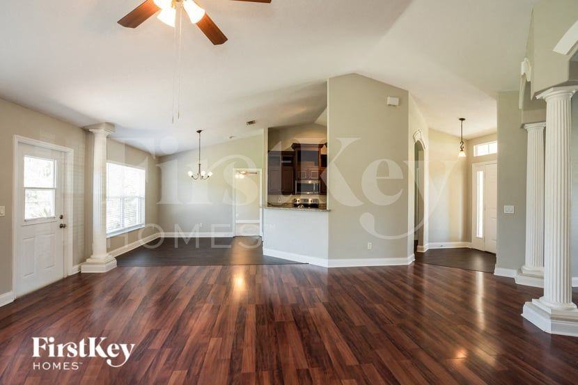 4633 Fernway Dr - Photo 2 of 15