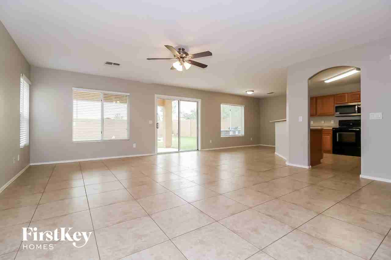 22395 W Solano Dr - Photo 4 of 15