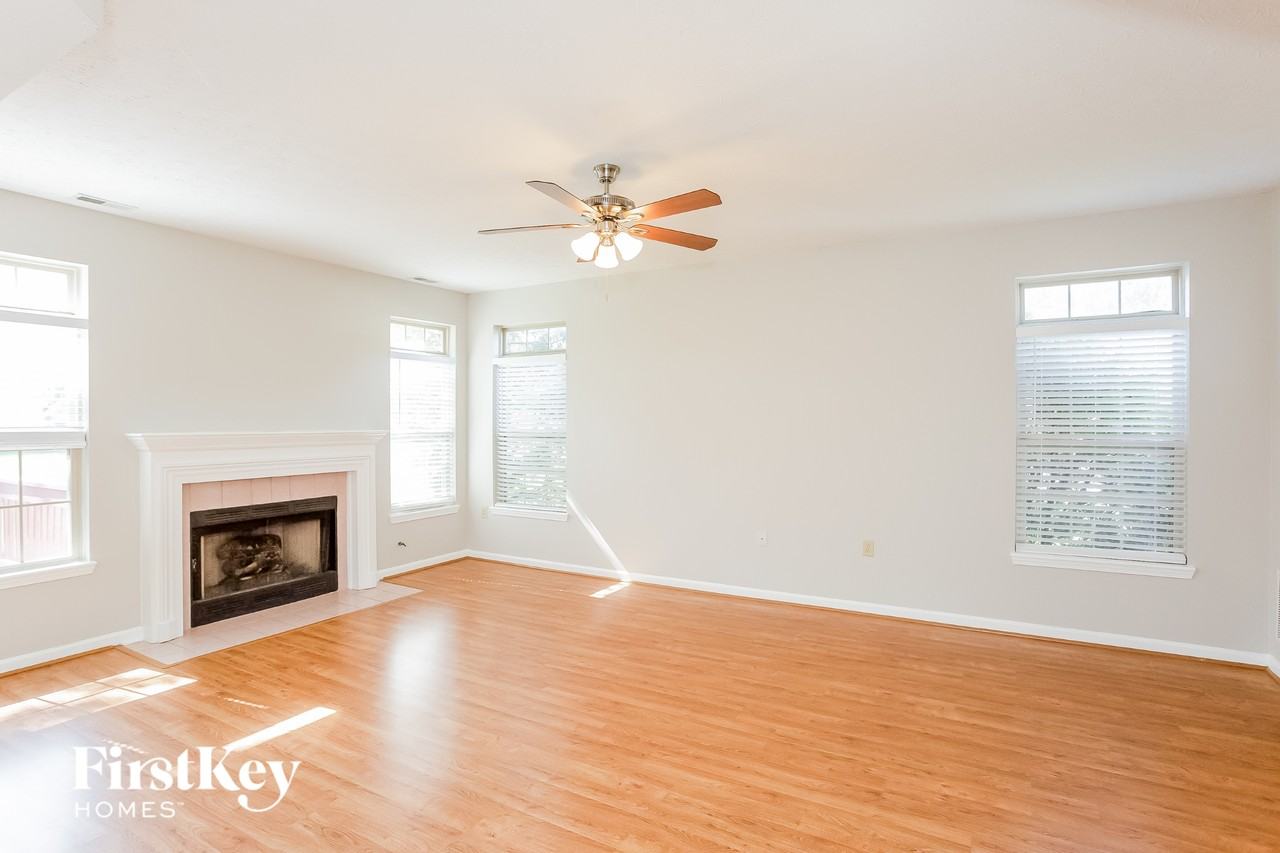 10011 Fountain Springs Ct - Photo 3 of 15