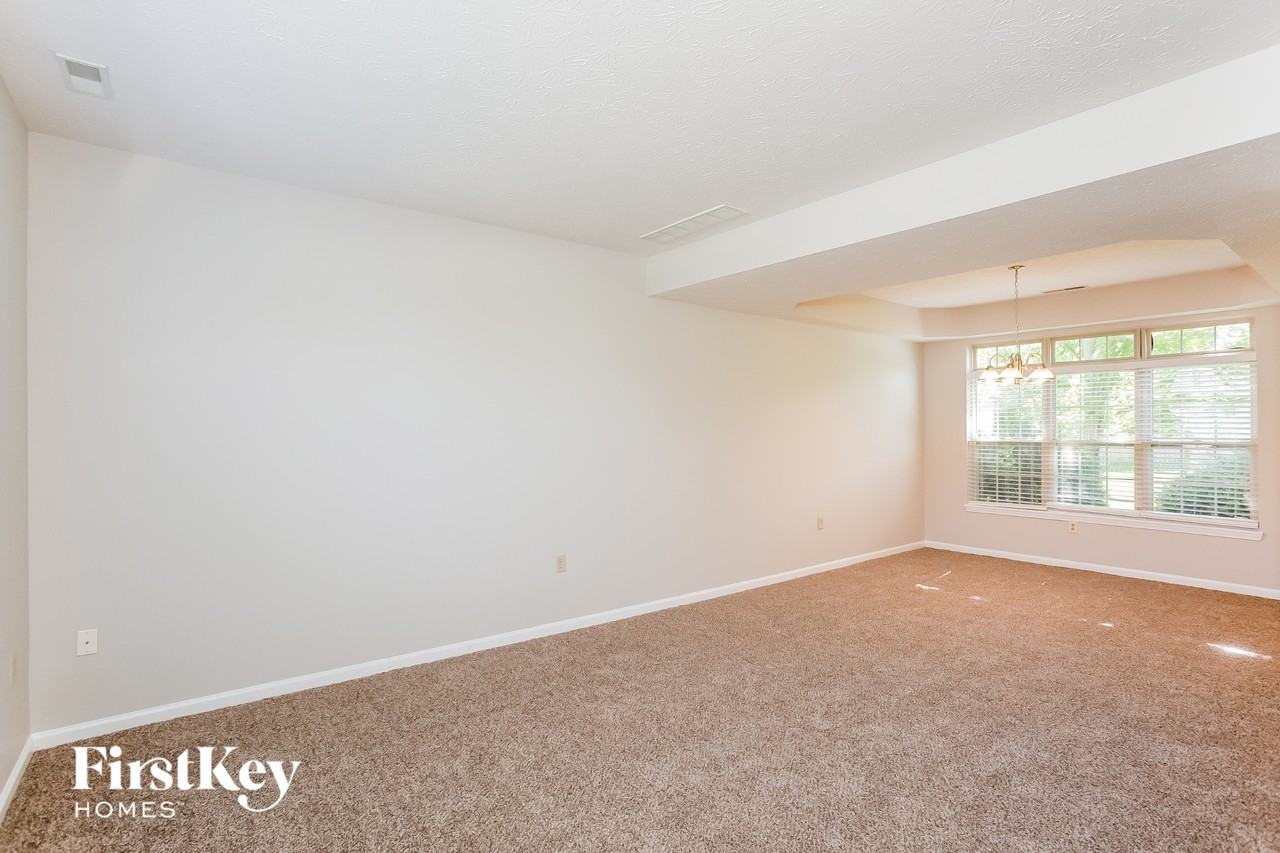 10011 Fountain Springs Ct - Photo 4 of 15