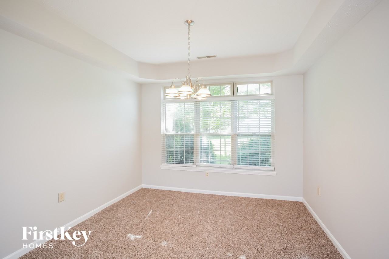 10011 Fountain Springs Ct - Photo 5 of 15