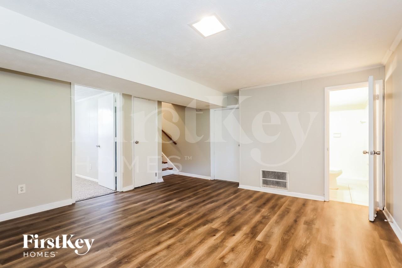 568 Dixon Rd - Photo 4 of 19