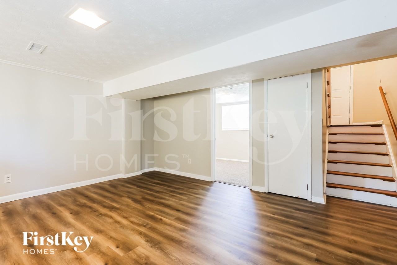 568 Dixon Rd - Photo 5 of 19