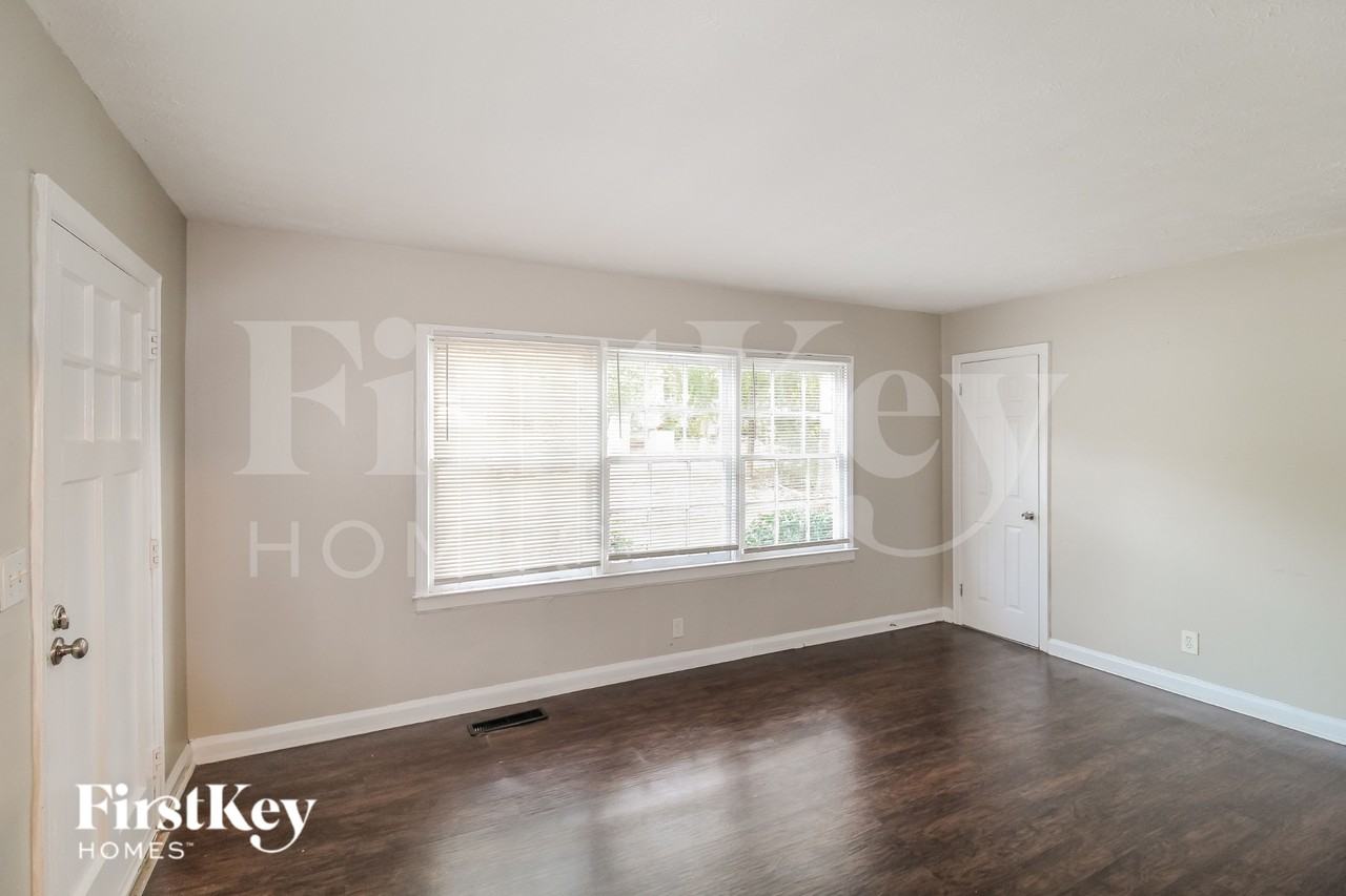 1823 Lee St - Photo 3 of 19