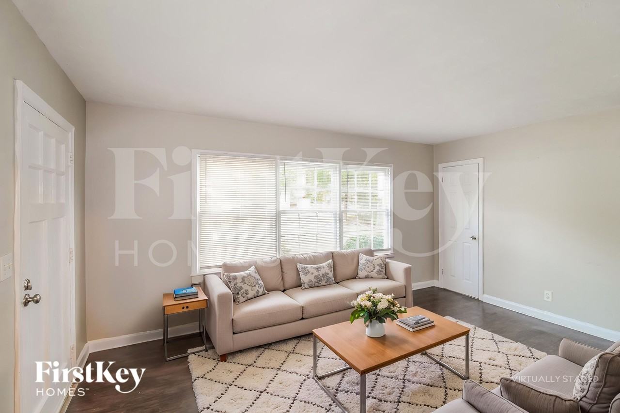 1823 Lee St - Photo 4 of 19