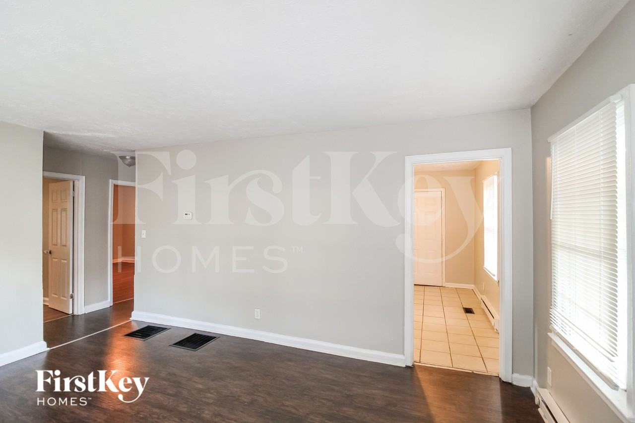 1823 Lee St - Photo 5 of 19