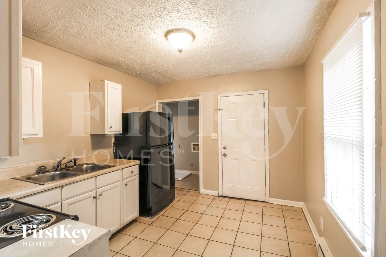 1823 Lee St - Photo 6 of 19