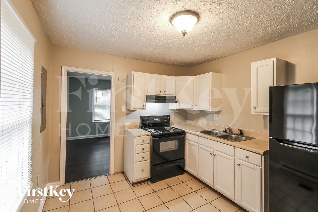 1823 Lee St - Photo 7 of 19