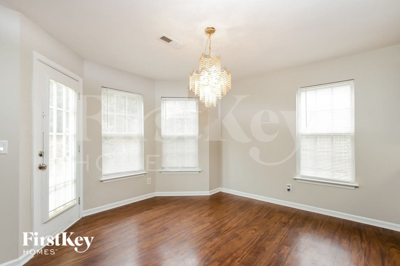 133 Dunbarton Ct - Photo 4 of 15