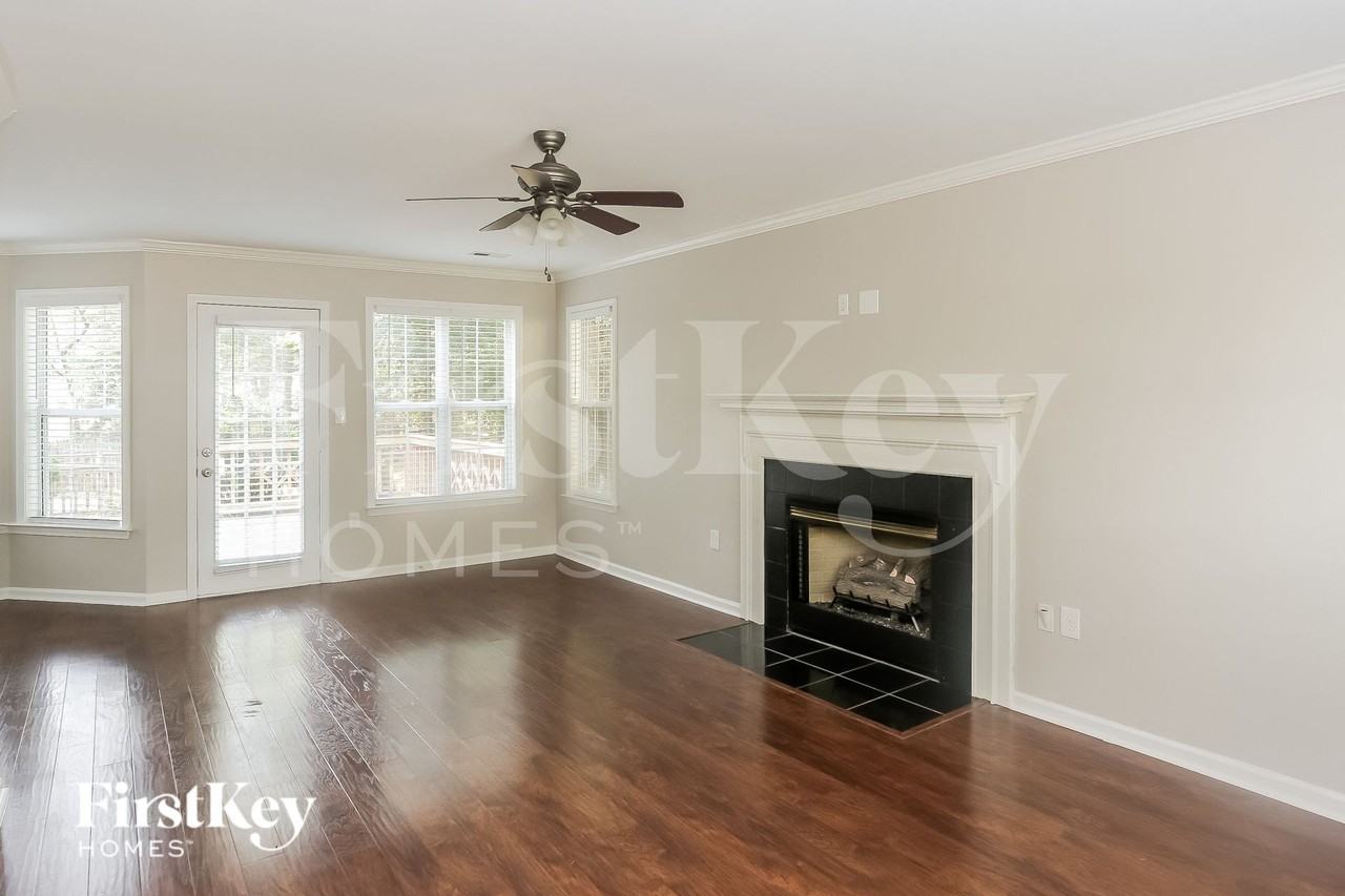 7270 Green Meadow Ct - Photo 4 of 15