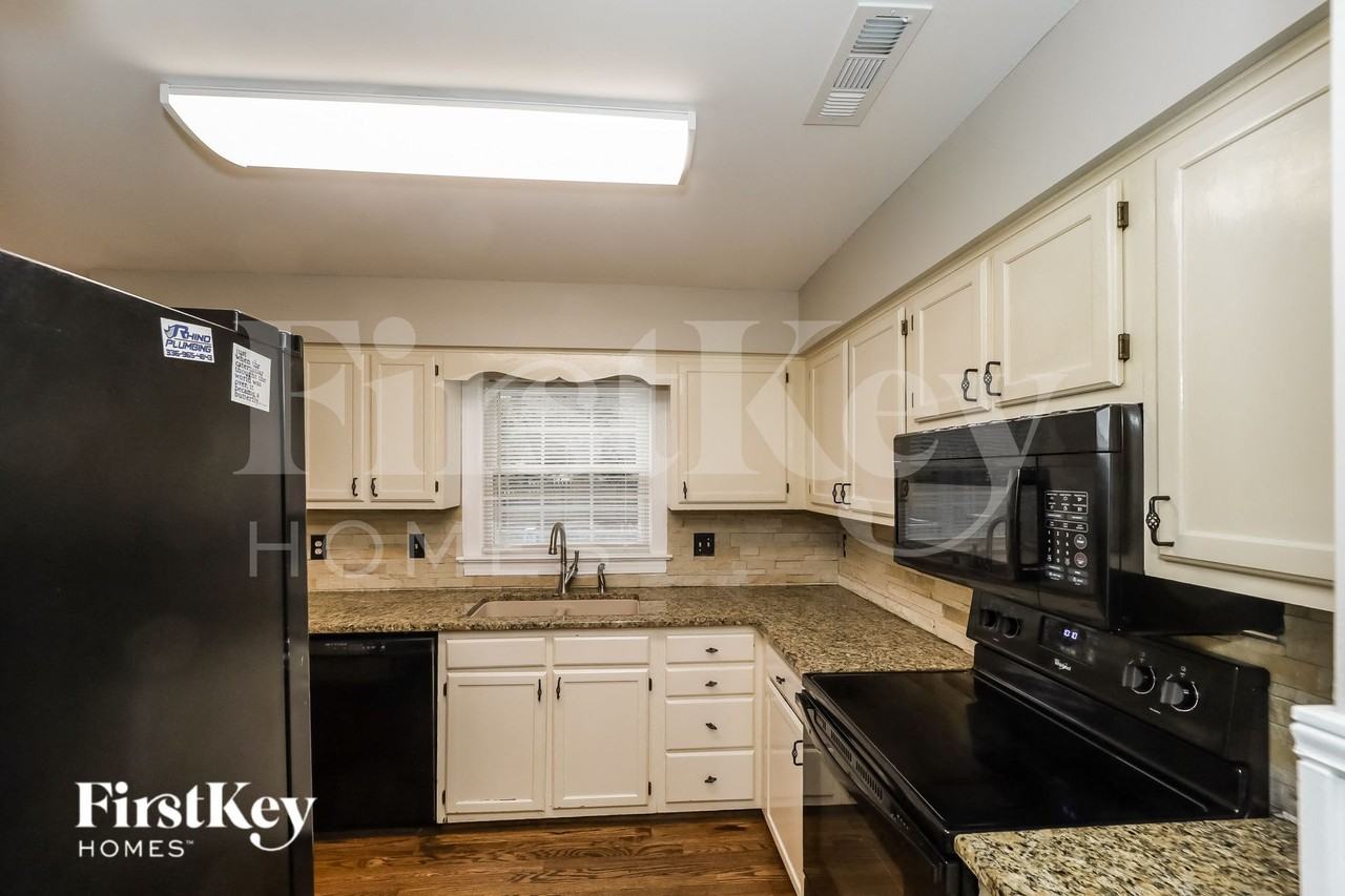 3800 Cardinal Ct - Photo 5 of 15