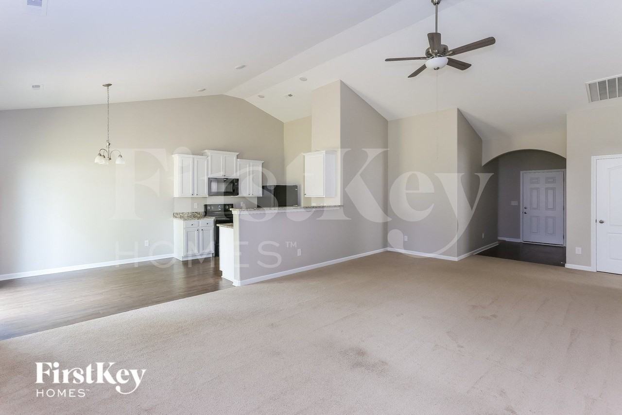 1373 Waylon Ave - Photo 4 of 15