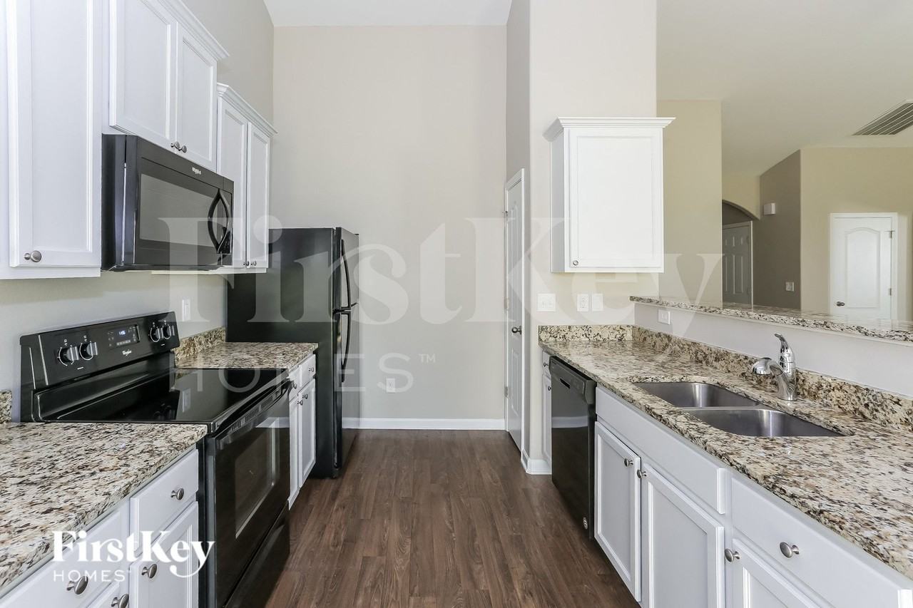 1373 Waylon Ave - Photo 5 of 15