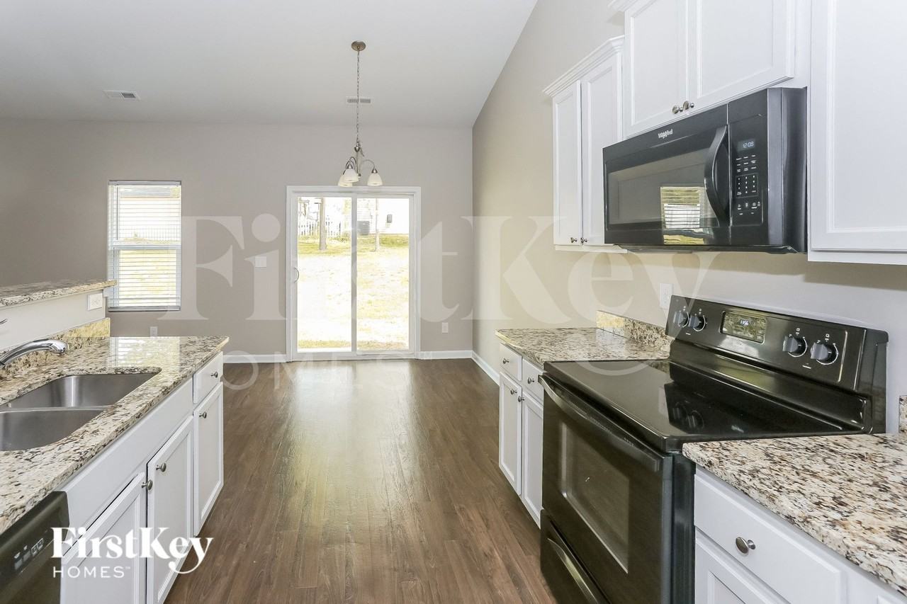 1373 Waylon Ave - Photo 6 of 15