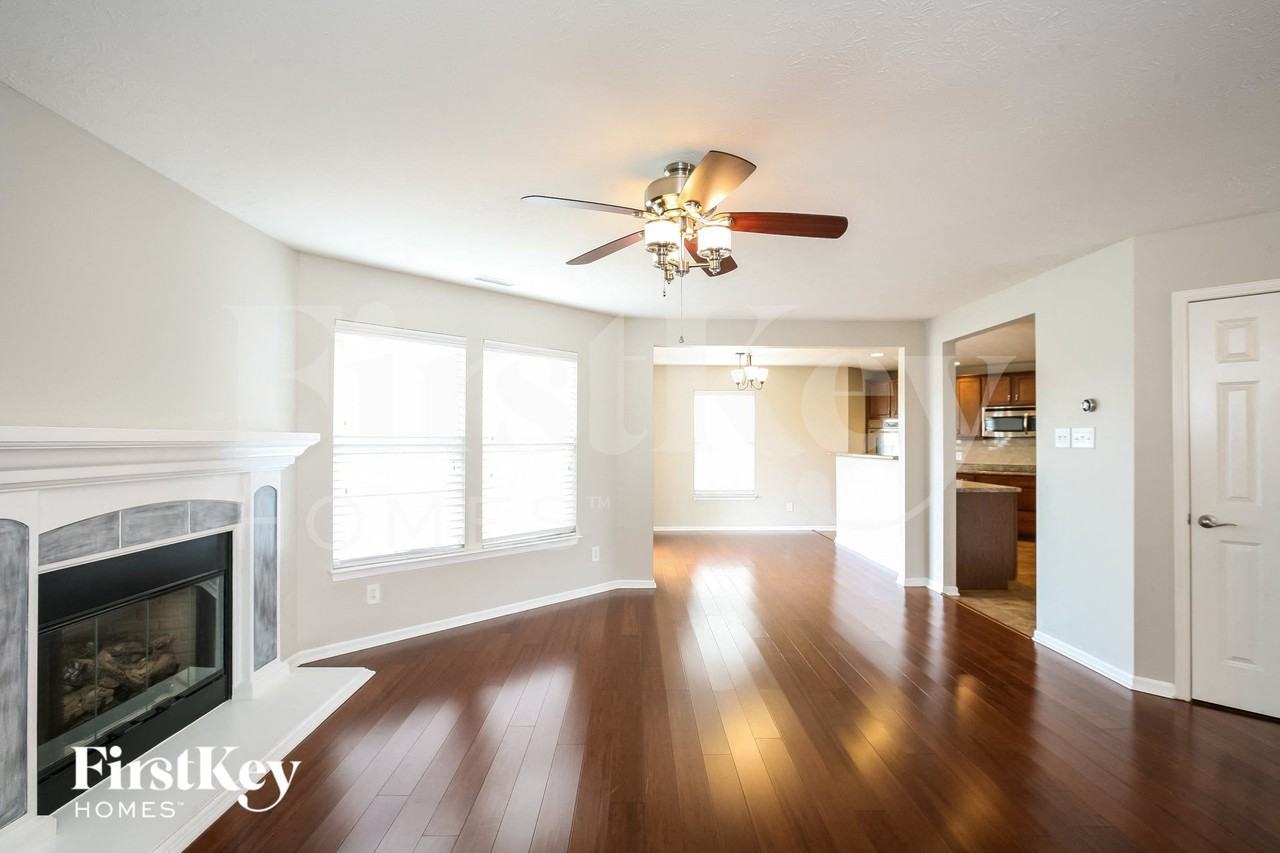 2293 Cedarmill Dr - Photo 4 of 15