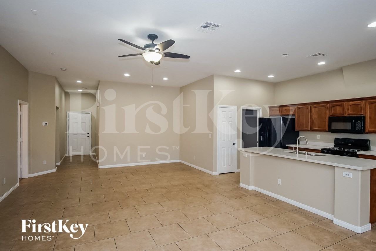 3327 Kaniksu Ct - Photo 4 of 15