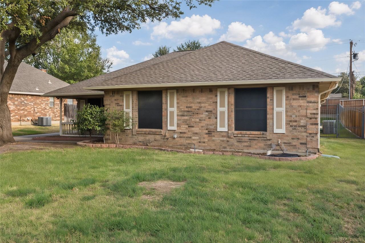 7813 Redwood Ct - Photo 2 of 35