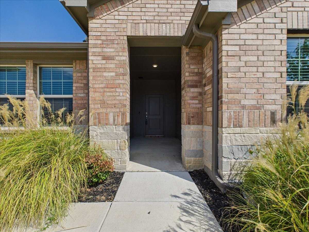 1449 Bennett Dr - Photo 2 of 40