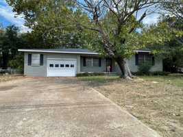 featured image of 1105 S Palestine St