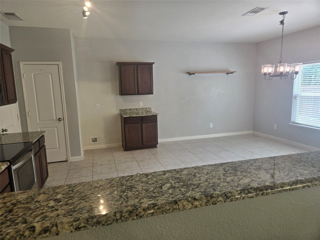 1627 Blackburn Way - Photo 6 of 17