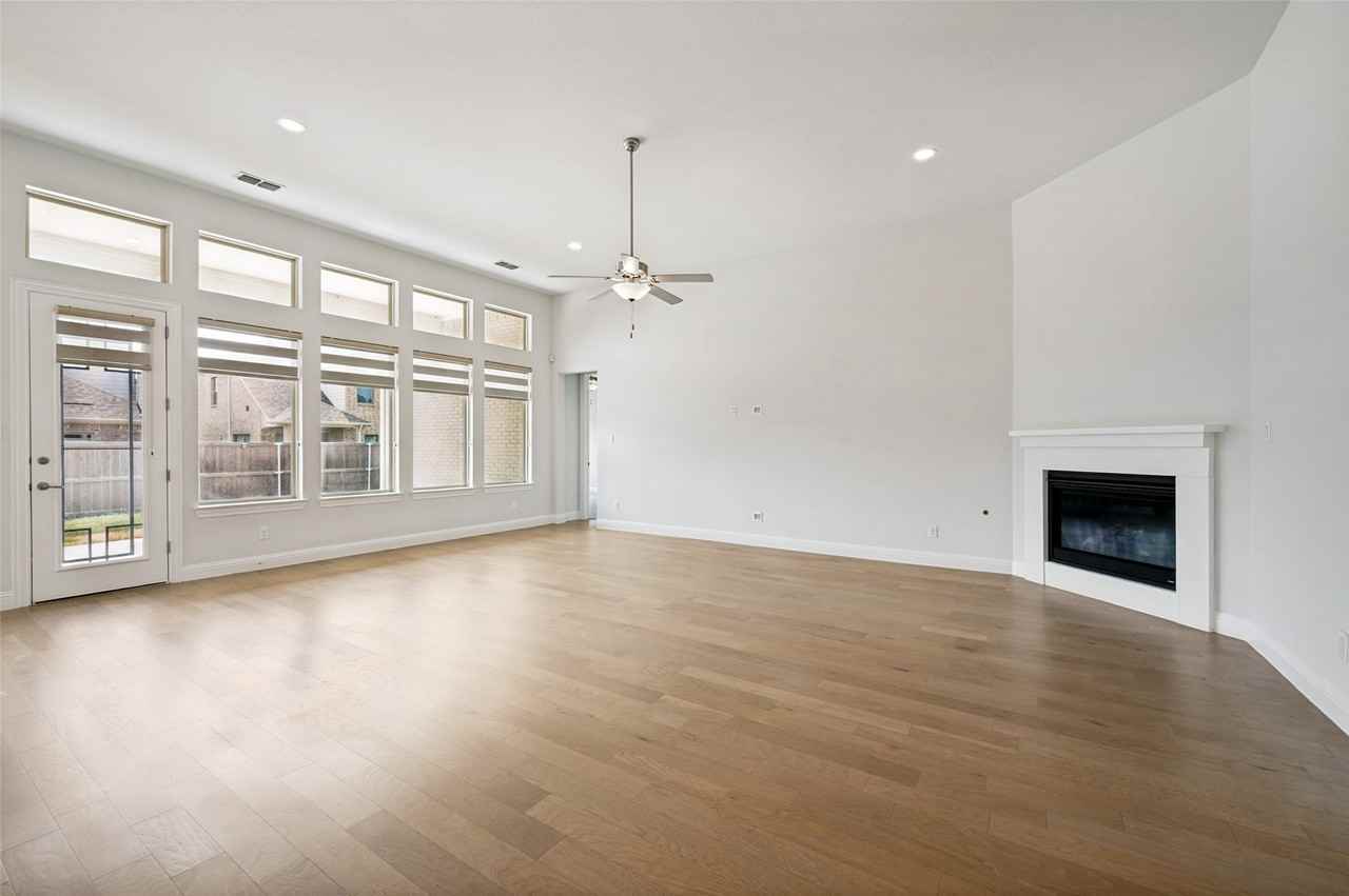 16616 Highland Dr - Photo 5 of 40