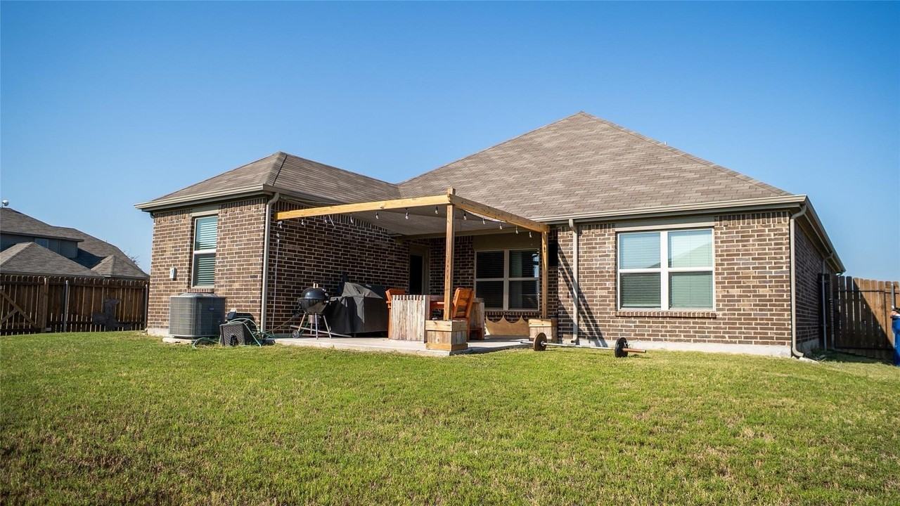 1837 Rialto Ln - Photo 2 of 19