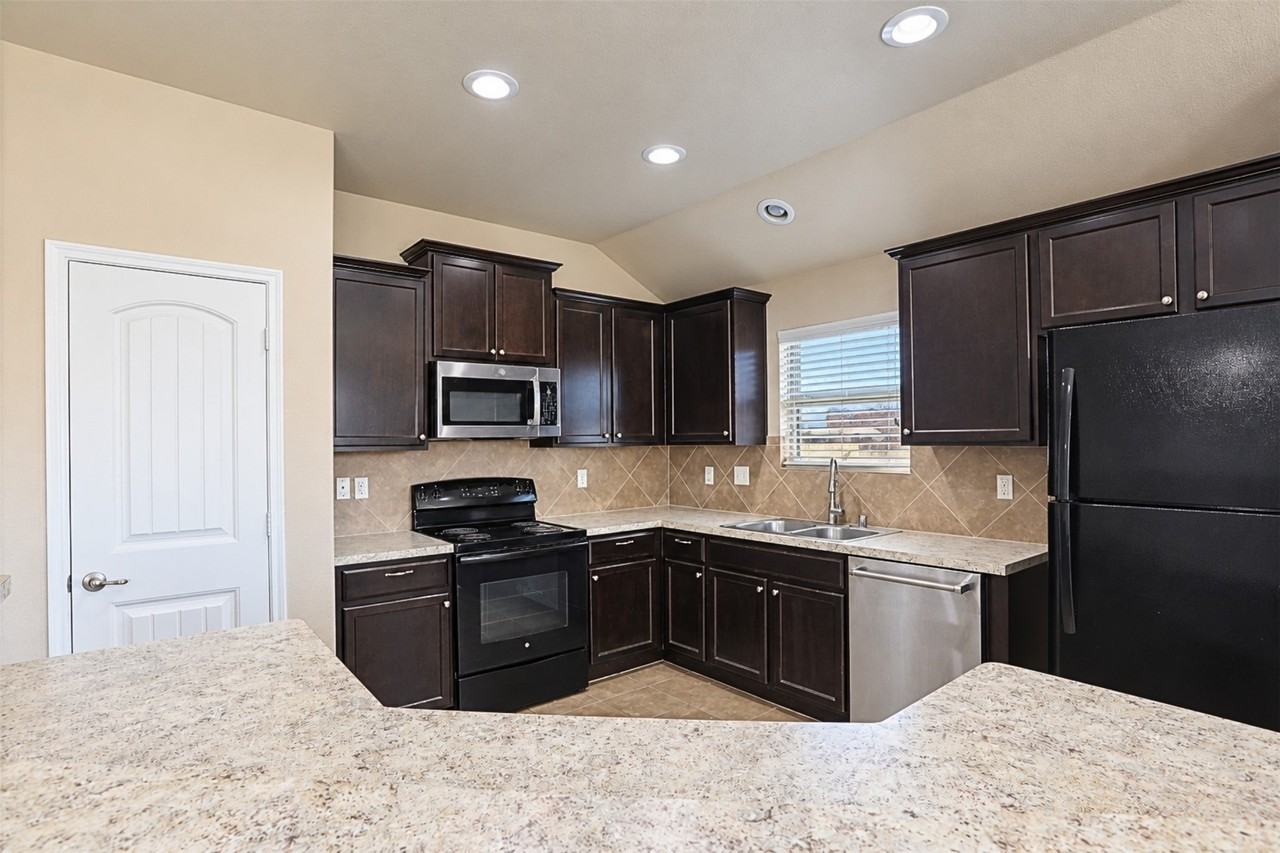 1213 Lambert Dr - Photo 4 of 17