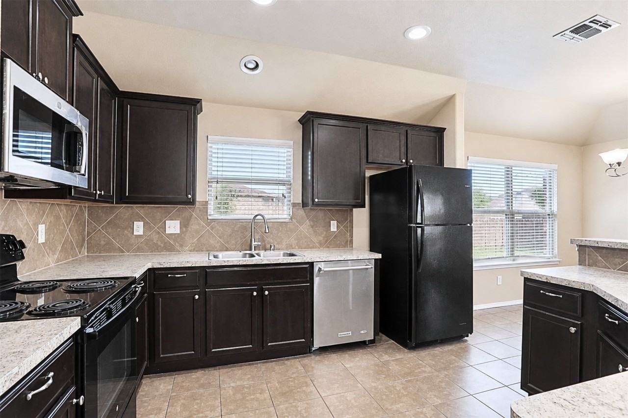 1213 Lambert Dr - Photo 6 of 17