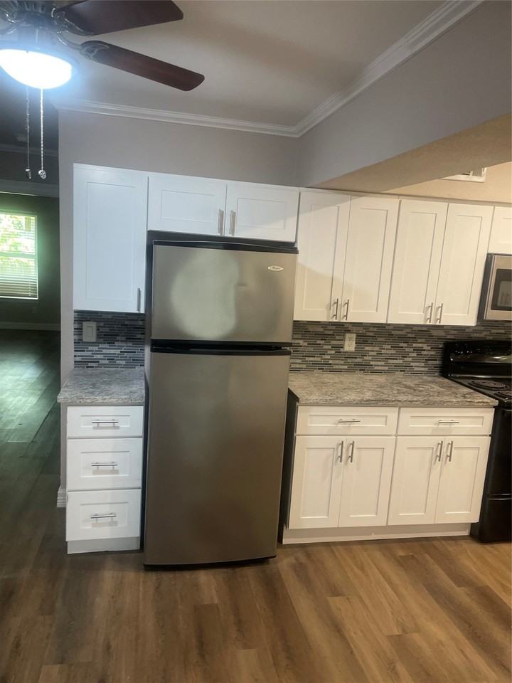 904 Spring Valley Plz #B - Photo 3 of 19