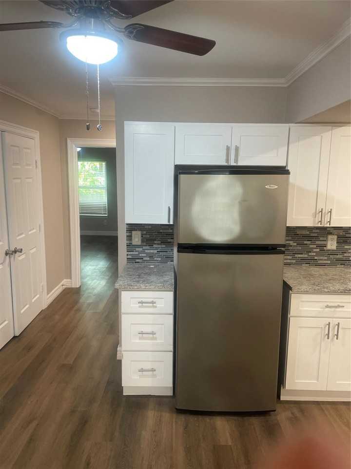 904 Spring Valley Plz #B - Photo 5 of 19